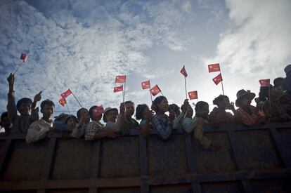 Seguidores de la Liga Nacional para la Democracia esperan la llegada de su presidente Aung San Suu Kyi a un mitin electoral en Kawhmu, en Myanmar.