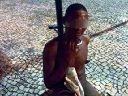 Adolescente amarrado a um poste com uma trava de bicicleta.