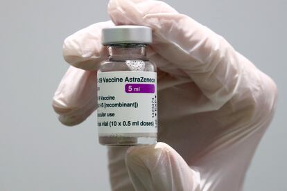 Una dosis de la vacuna de AstraZeneca utilizada en un centro de vacunación en Ebersberg, cerca de Munich (Alemania).