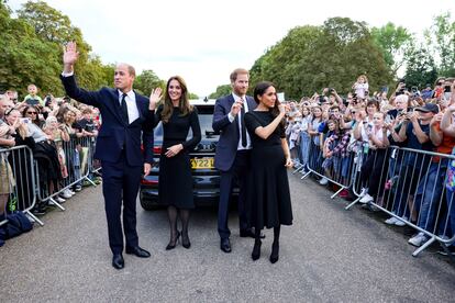 De izquierda a derecha, el príncipe Guillermo de Gales, Catalina de Gales, el príncipe Enrique y Meghan, duquesa de Sussex, saludan al público en el castillo de Windsor, Inglaterra, el sábado 10 de septiembre de 2022. 