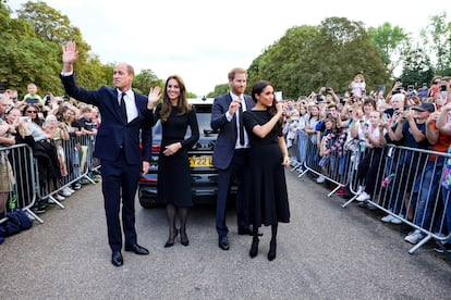 De izquierda a derecha, el príncipe Guillermo de Gales, Catalina de Gales, el príncipe Enrique y Meghan, duquesa de Sussex, saludan al público en el castillo de Windsor, Inglaterra, el sábado 10 de septiembre de 2022. 