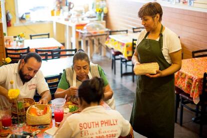 Cristina, su madre y los trabajadores de South Philly BBQ.