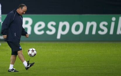 Rafa Benitez, técnico del Nápoles, durante el entrenamiento en Dortmund.