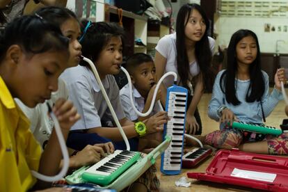 Una decena de voluntarios de la Escuela Internacional de M&uacute;sica de Bangkok ense&ntilde;an a los ni&ntilde;os tres veces por semana. La Fundaci&oacute;n tiene proyectos similares en otros nueve pa&iacute;ses y ayuda a m&aacute;s de 700 ni&ntilde;os de zonas marginales.