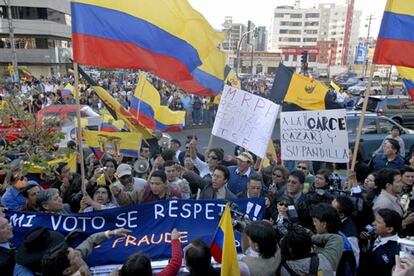 Un grupo de ecuatorianos prosteta frente al Tribunal Supremo Electoral al que acusan de fraude.