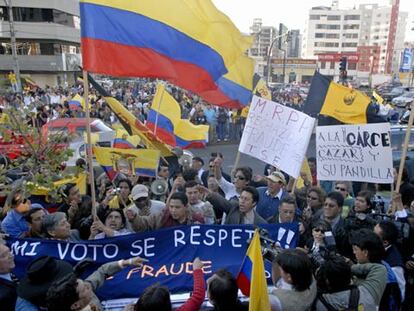 Un grupo de ecuatorianos prosteta frente al Tribunal Supremo Electoral al que acusan de fraude.