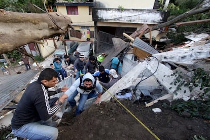 En el lugar de la tragedia, socorristas ayudados por los vecinos tratan de rescatar a posibles sobrevivientes.