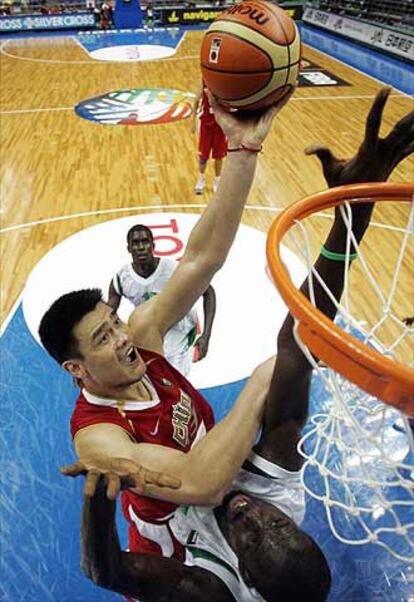 Yao Ming anotó 26 puntos y consiguió 9 rebotes frente a Senegal.