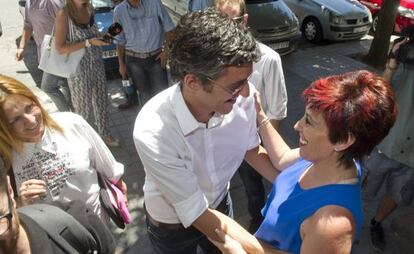 Eduardo Madina saluda ayer a una mujer en Granada.