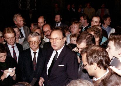 Hans-Dietrich Genscher, ministro de Asuntos Exteriores de la RFA, rodeado de periodistas el 30 de septiembre en 1989 en la embajada alemana en Praga.