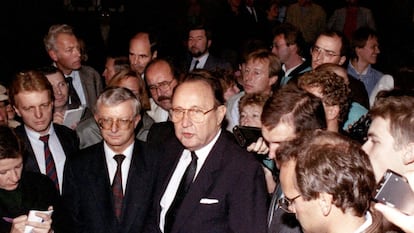 Hans-Dietrich Genscher, ministro de Asuntos Exteriores de la RFA, rodeado de periodistas el 30 de septiembre en 1989 en la embajada alemana en Praga.