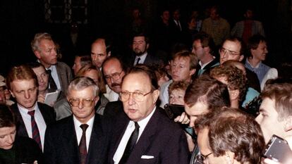 Hans-Dietrich Genscher, ministro de Asuntos Exteriores de la RFA, rodeado de periodistas el 30 de septiembre en 1989 en la embajada alemana en Praga.