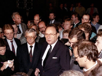 Hans-Dietrich Genscher, ministro de Asuntos Exteriores de la RFA, rodeado de periodistas el 30 de septiembre en 1989 en la embajada alemana en Praga.