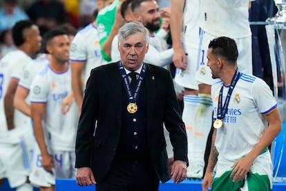 Ancelotti, tras recibir la medalla como ganador de la Champions.