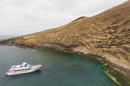 Vista aérea de la playa y acantilado de Montaña Amarilla, en la isla La Graciosa, dentro del Parque Natural del archipiélago de Chinijos.