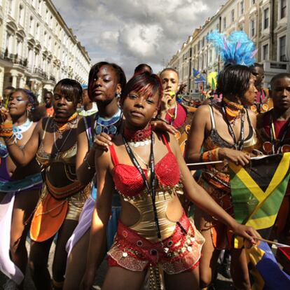 Varias jóvenes bailan en la inauguración del carnaval de Notting Hill de 2008.