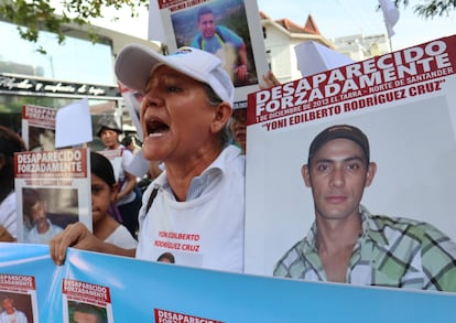 Una mujer grita durante la marcha de protesta, en Cúcuta, Colombia, por las víctimas de desaparición forzada.