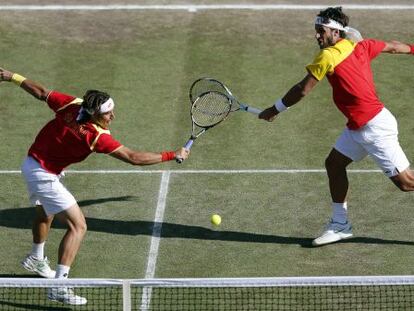 Ferrer y Feliciano tratan de volear ante los franceses.