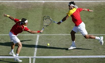 Ferrer y Feliciano tratan de volear ante los franceses.