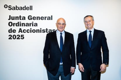 El presidente del Banco Sabadell, Josep Oliu (a la izquierda), junto a la consejero delegado, César González Bueno, en la junta de accionistas de 2025.