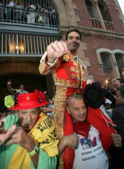 El diestro José Tomás, saliendo ayer a hombros de la plaza de La Glorieta.