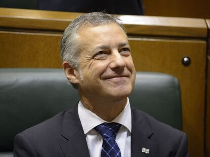 Iñigo Urkulu sigue sonriente el pleno de Política General del Parlamento vasco.
