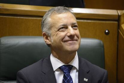 Iñigo Urkulu sigue sonriente el pleno de Política General del Parlamento vasco.