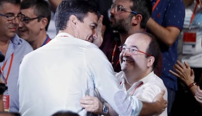 Miquel Iceta saluda Pedro Sánchez al congrés del PSOE.