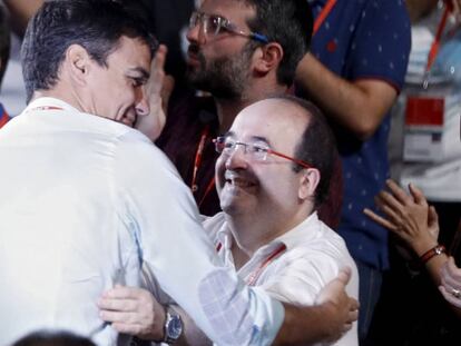 Miquel Iceta saluda a Pedro S&aacute;nchez en el congreso del PSOE.