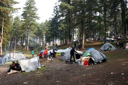 Imagen de la ladera en Bihac donde se acumulan decenas de tiendas de campaña.