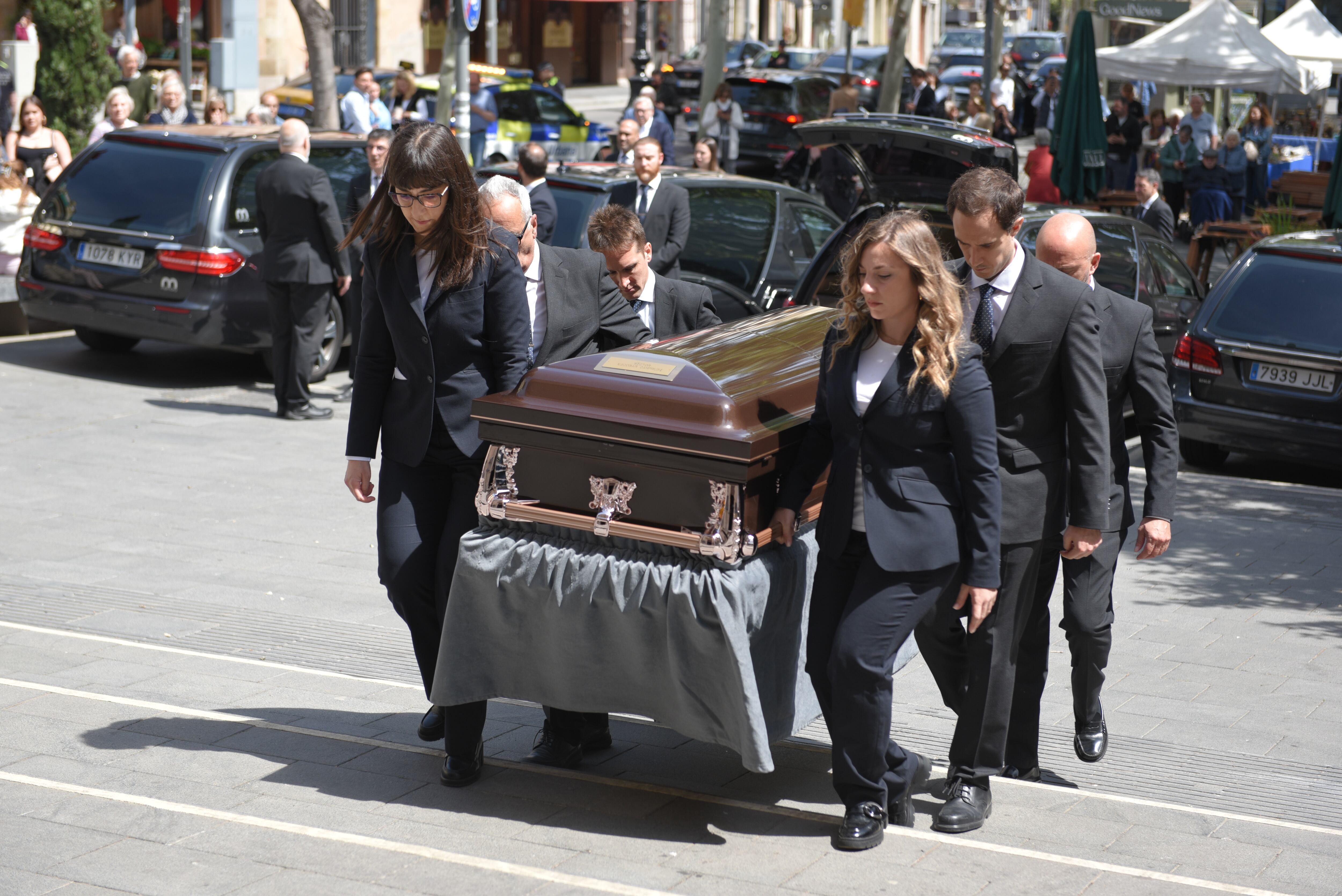 Emotivo funeral en Barcelona de la familia que murió en un accidente aéreo en Nueva York