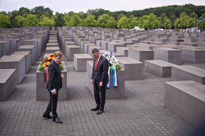 Los ministros de Asuntos Exteriores alemán, Johann Wadephul (a la izquierda), e israelí, Gideon Saar, el jueves en una ofrenda floral en el Memorial del Holocausto en Berlín.