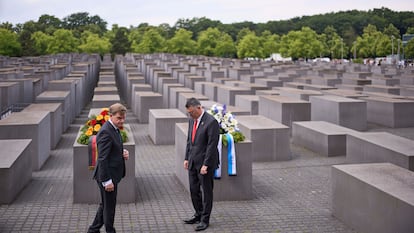 Los ministros de Asuntos Exteriores alemán, Johann Wadephul (a la izquierda), e israelí, Gideon Saar, el jueves en una ofrenda floral en el Memorial del Holocausto en Berlín.