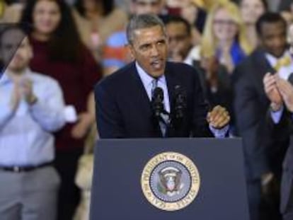 El presidente estadounidense, Barack Obama, habla para promover un aumento en el salario mínimo, en la Universidad Central de Connecticut, en New Britain (EE.UU.).