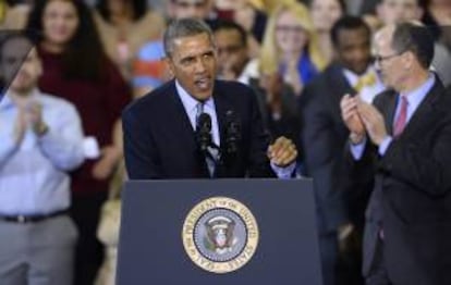 El presidente estadounidense, Barack Obama, habla para promover un aumento en el salario mínimo, en la Universidad Central de Connecticut, en New Britain (EE.UU.).