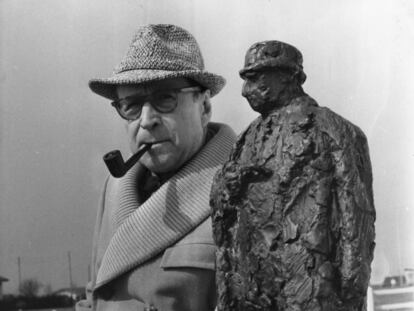 El novelista belga Georges Joseph Christian Simenon (1903 - 1989), junto a una escultura de su detective Maigret.