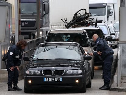 Policías franceses vigilan el paso de vehículos en el puesto fronterizo de Biriatou, en Hendaya.