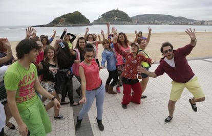 Varios jóvenes participan en una actividad dentro del programa Olatu Talka, el festival de cultura amateur organizado por San Sebastián 2016, en una imagen de archivo.