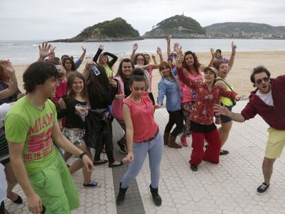 Varios jóvenes participan en una actividad dentro del programa Olatu Talka, el festival de cultura amateur organizado por San Sebastián 2016, en una imagen de archivo.