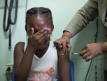 Una niña recibe una vacuna contra la difteria en el Hospital Municipal Los Alcarrizos el pasado 28 de marzo en Santo Domingo (República Dominicana). 