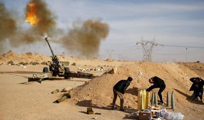 Milicianos libios disparan artillería contra posiciones del Estado Islámico cerca de Sirte, en marzo.