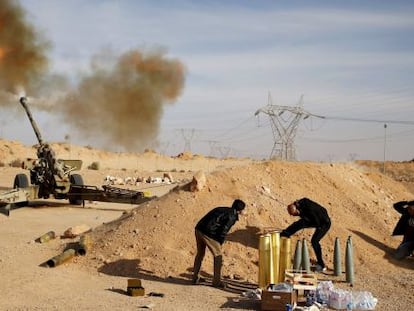 Milicianos libios disparan artillería contra posiciones del Estado Islámico cerca de Sirte, en marzo.