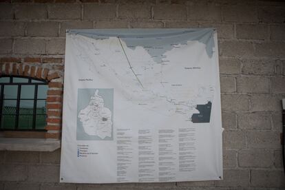 Un mapa colgado en la pared de un albergue para migrantes se&ntilde;ala a los hu&eacute;spedes las posibles rutas hacia Estados Unidos.