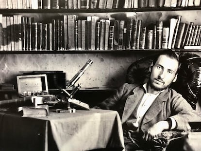 Santiago Ramn y Cajal recin llegado de doctor con su microscopio Verick, en Zaragoza hacia el a?o 1879.