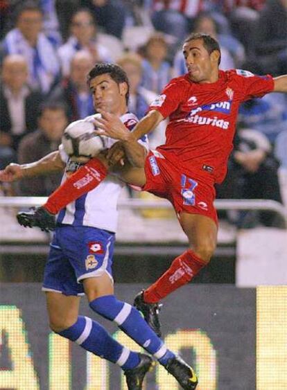 Riki, del Deportivo, lucha por un balón con Diego Castro, autor del gol del Sporting.