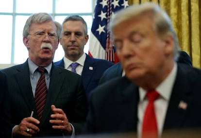 John Bolton, durante la firma de un memorandum presidencial, el 9 de febrero en la Casa Blanca.