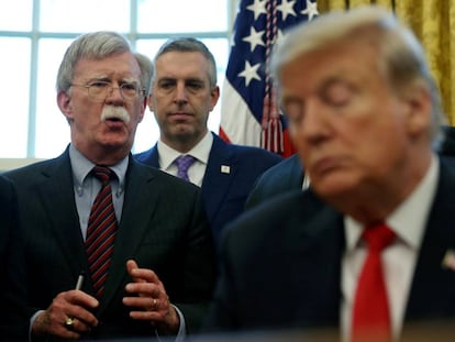 John Bolton, à esquerda, com o presidente Trump.