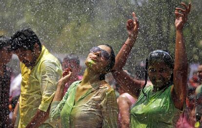 Indios bailan bajo el agua durante la celebración del festival Hindú Holi en la ciudad india de Hyderabad, 27 de marzo de 2013.