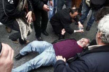 Un manifestante recibe tratamiento médico durante una jornada de protestas a la entrada del Ministerio de Finanzas, en Atenas.