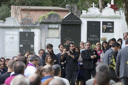 El Grupo Luar na Lubre interpreta el Himno del Antiguo Reino de Galicia en el entierro de Rosalia Mera, en el cementerio de Lians,en Oleiros.